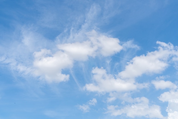 Ciel bleu avec nuage blanc