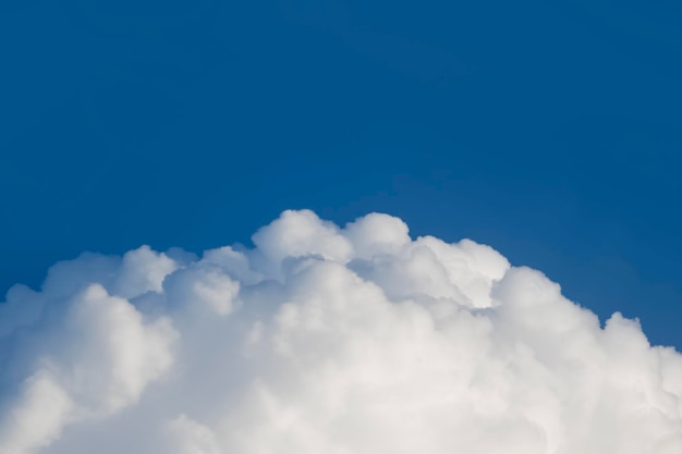 ciel bleu avec un nuage blanc