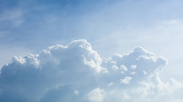 Ciel bleu avec nuage en été - fond