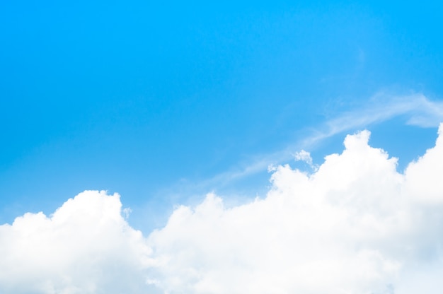 Ciel bleu avec nuage avec lumière du jour en arrière-plan