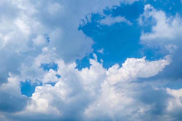 ciel bleu et nuage le matin, fond de ciel