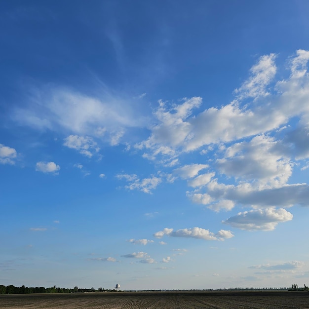 Photo un ciel bleu avec un nuage qui a le mot