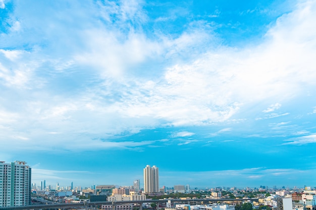 Ciel bleu et nuage avec vue sur le centre-ville à Bangkok, Thaïlande