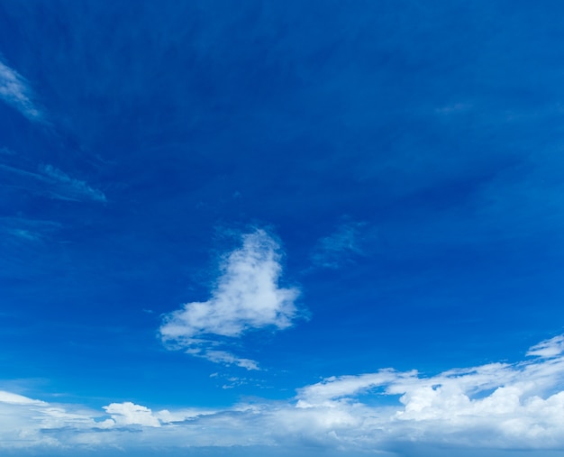 Ciel bleu avec nuage