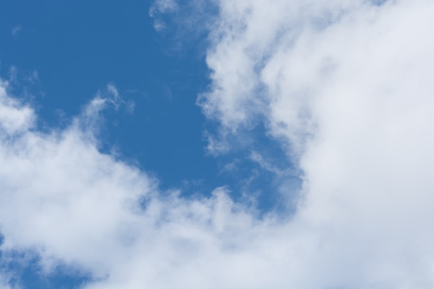 Ciel bleu avec nuage