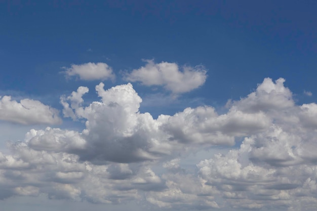 Ciel bleu avec des nuages en arrière-plan