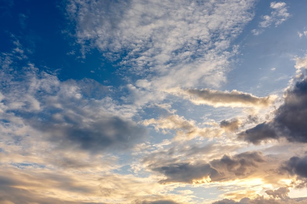 Photo ciel bleu avec des nuages ​​au coucher du soleil