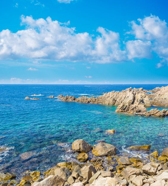 Ciel bleu avec des nuages au-dessus du rivage Tourné à Costa Paradiso Italie