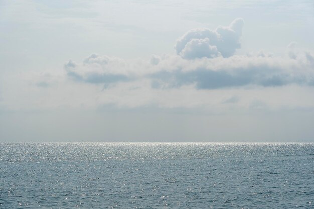 Ciel bleu avec des nuages au-dessus de l'eau de mer Composition de la nature