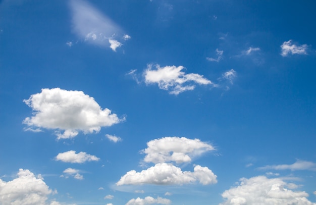 Ciel bleu avec des nuages ​​beau fond