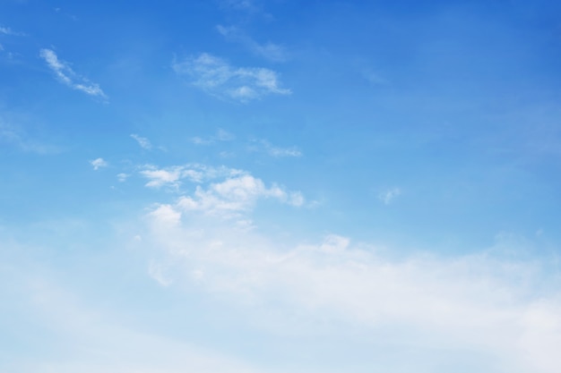 Ciel bleu avec des nuages Beaucoup de beau blanc