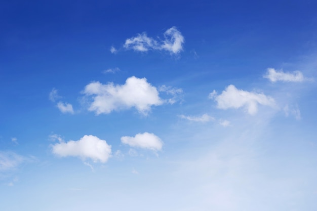 Ciel bleu avec des nuages Beaucoup de beau blanc