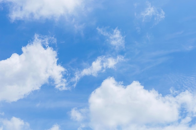 Ciel bleu avec des nuages Beaucoup de beau blanc