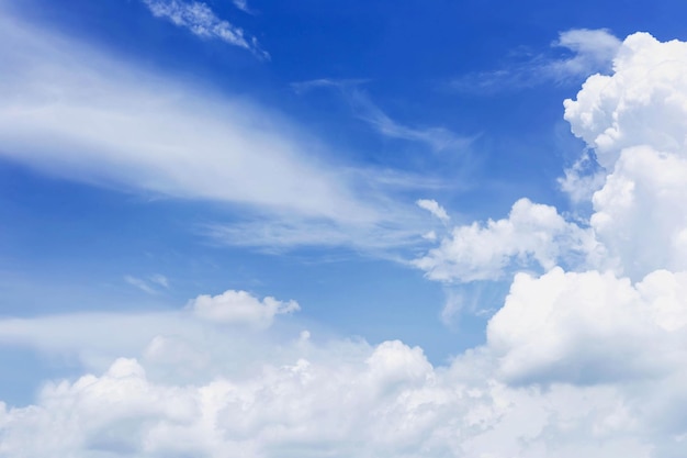 Ciel bleu avec des nuages Beaucoup de beau blanc