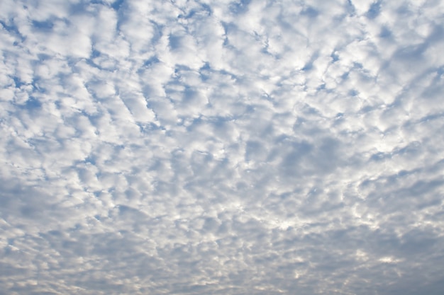 Ciel bleu avec nuages blanc