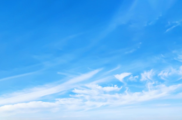 Ciel bleu avec des nuages blancs en arrière-plan du matin