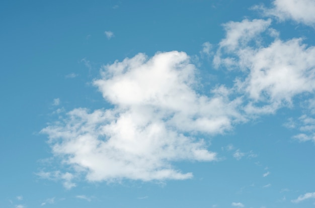Photo ciel bleu et nuages blancs avec un arrière-plan flou