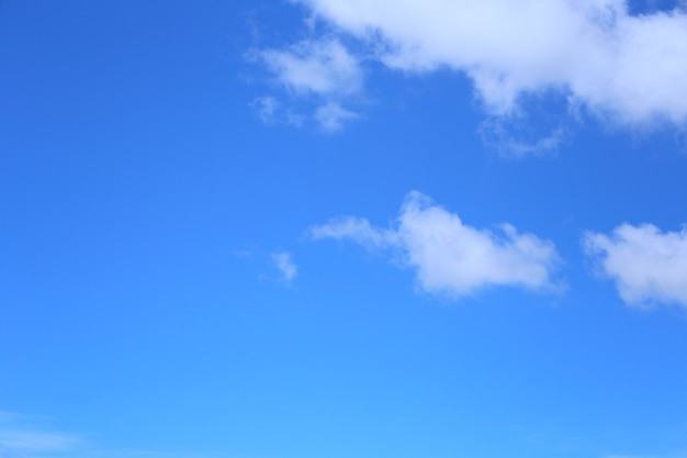 Ciel bleu avec des nuages blancs en arrière-plan pendant la journée pour la conception dans votre concept d'idée de travail.