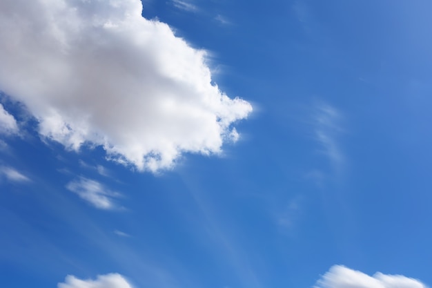 Ciel bleu avec des nuages blancs en arrière-plan pendant la journée pour la conception dans votre concept d'idée de travail.