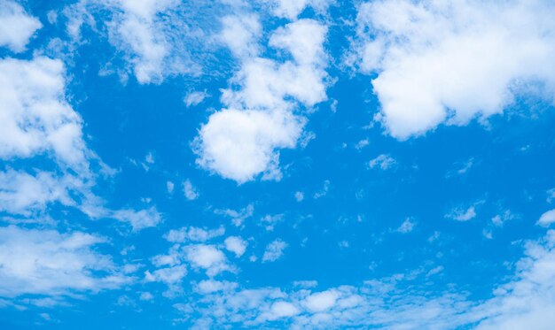 Ciel bleu et nuages blancs à l'arrière-plan une vue magnifique du ciel bleu et des nuages Blancs cette image peut être utilisée pour le papier peint ou la bannière