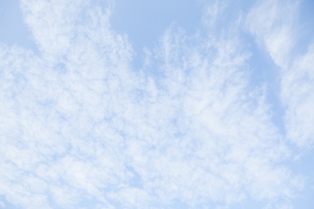 Ciel bleu avec des nuages blancs. Beau fond de ciel. Temps clair et beau temps.