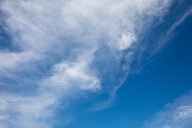 Ciel bleu avec des nuages blancs beau fond.