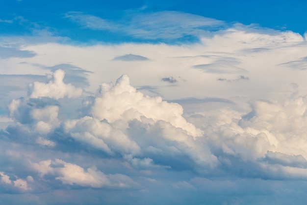 Ciel bleu avec nuages blancs bouclés altocumulus