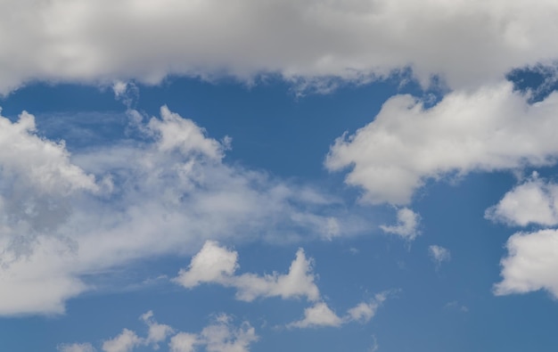 Ciel bleu avec des nuages blancs ciel d'été