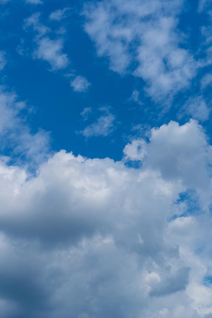 Ciel bleu avec nuages blancs ciel nuageux ensoleillé texture fond nuages moelleux motif cumulus ensoleillé dans l'air bleu avec espace de copie pour le texte