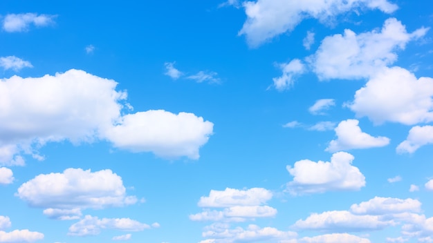 Ciel bleu avec des nuages blancs - Cloudscape panoramique, peut être utilisé comme arrière-plan