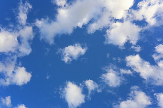 Ciel bleu avec des nuages blancs dans le fond de la journée.