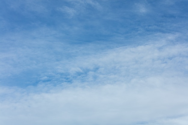 Ciel bleu avec des nuages blancs dans la journée