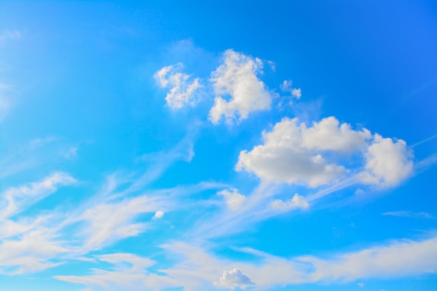 Ciel bleu avec des nuages blancs doux