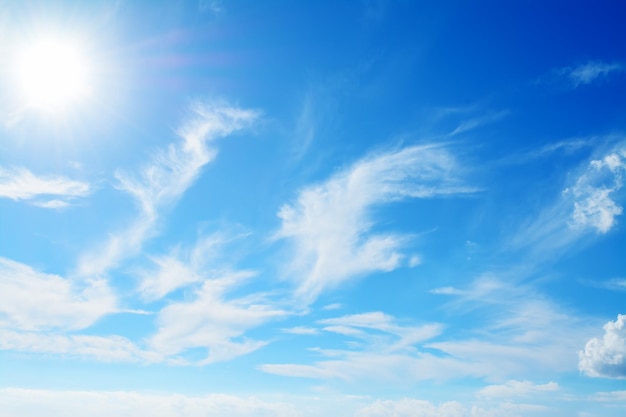 Ciel bleu avec des nuages blancs doux