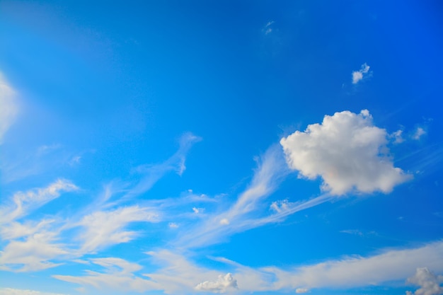 Ciel bleu avec des nuages blancs doux