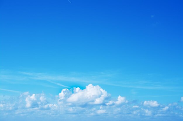 Ciel bleu avec des nuages blancs doux