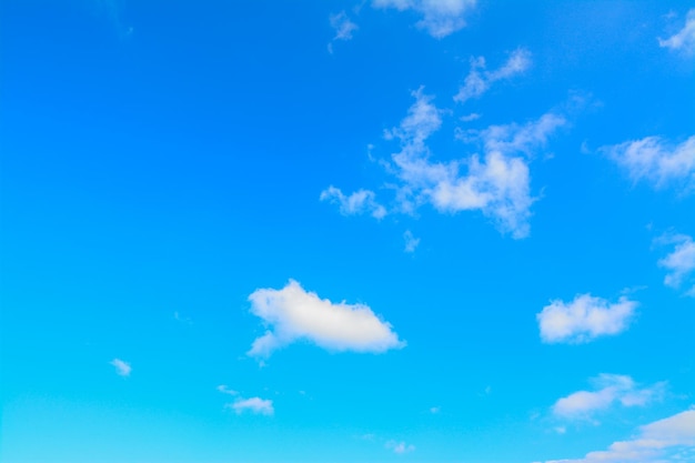 Ciel bleu avec des nuages blancs doux