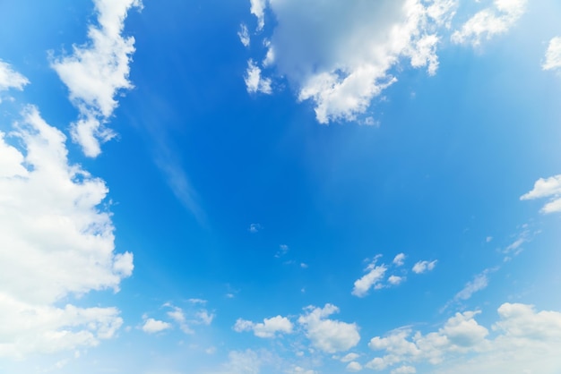 Ciel bleu avec des nuages blancs doux