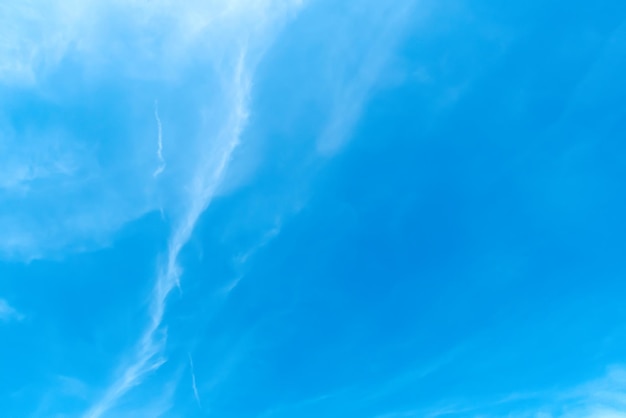 Photo ciel bleu avec des nuages blancs doux