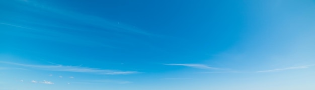 Ciel bleu avec des nuages blancs doux