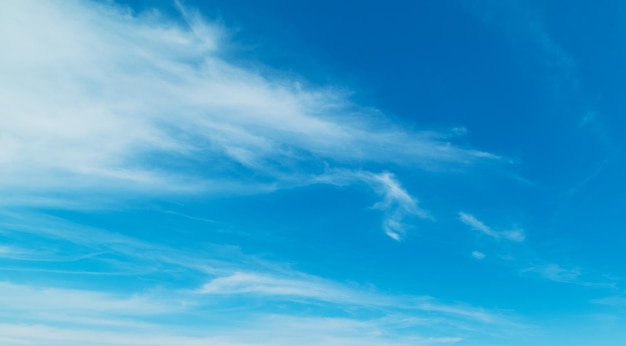 Ciel bleu avec des nuages blancs doux