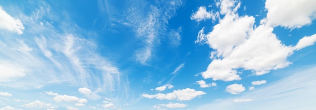 Ciel bleu avec des nuages blancs doux