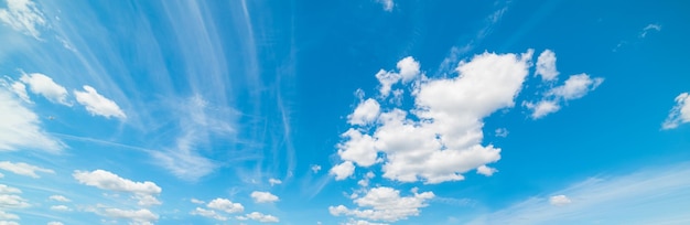 Ciel bleu avec des nuages blancs doux