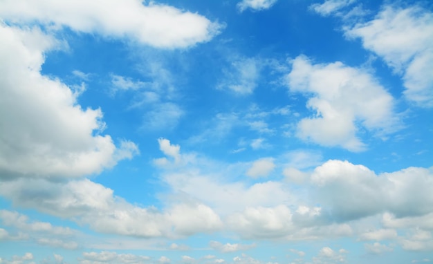 Ciel bleu avec des nuages blancs doux