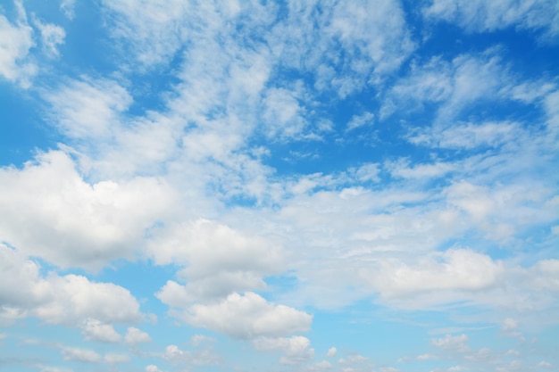 Ciel bleu avec des nuages blancs doux