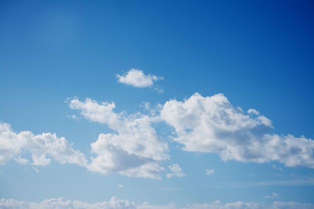 Ciel bleu avec des nuages blancs doux