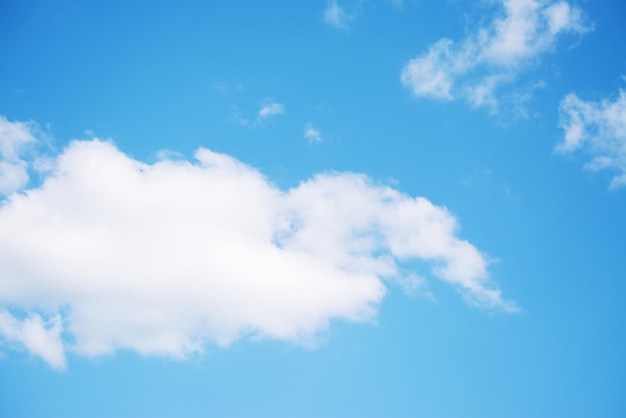 Ciel bleu avec des nuages blancs doux