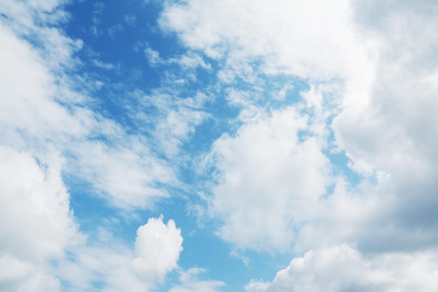 Ciel bleu avec des nuages blancs doux