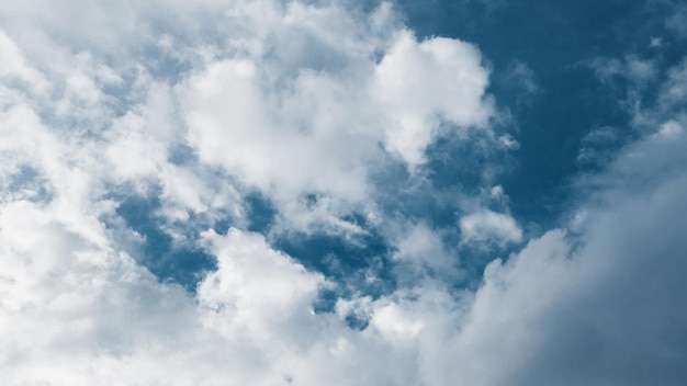 Ciel bleu avec des nuages blancs doux