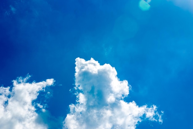 Photo ciel bleu et nuages blancs espace de copie d'arrière-plan pour votre texte